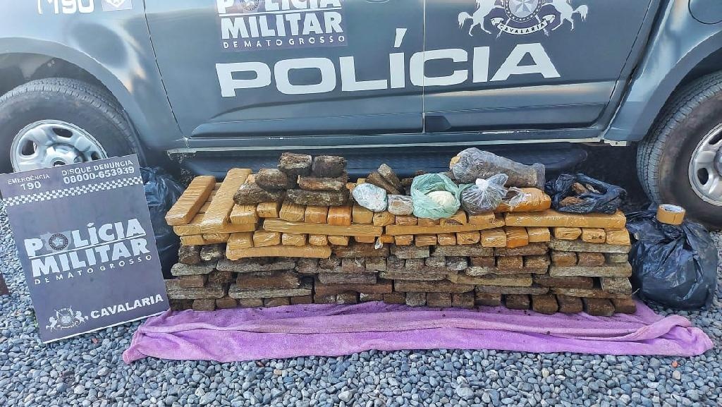 Dois homens são presos com 215 tabletes de maconha