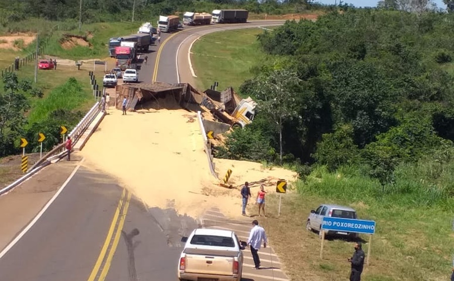 Carreta tomba após motorista desviar de moto
