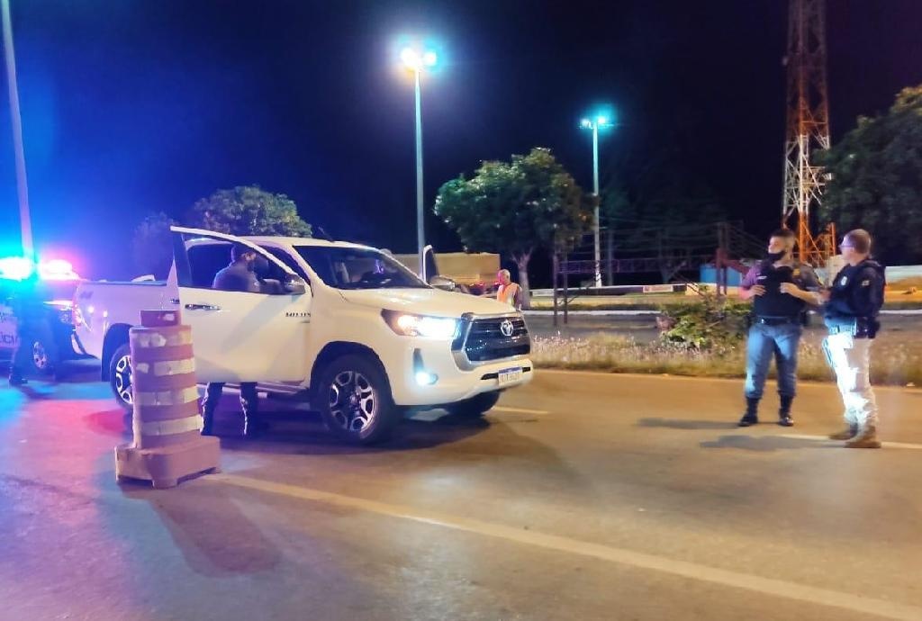 PM apreende adolescente que foi flagrado dirigindo caminhonete roubada