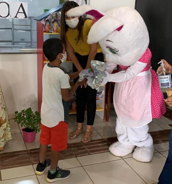 Crianças carentes de Sinop ganham ovos de Páscoa da Cacau Show