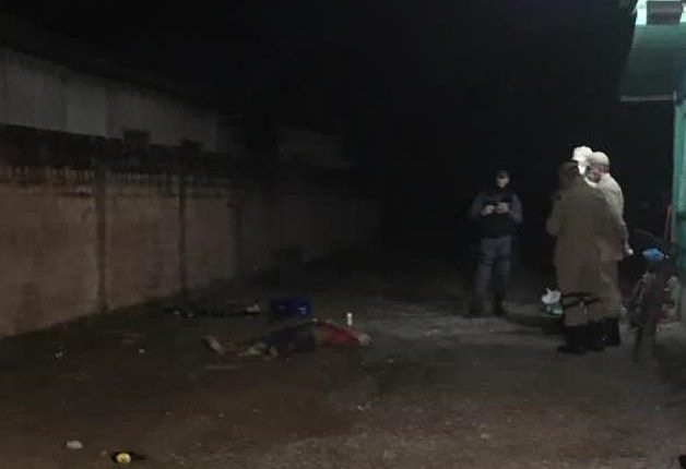 Mulher mata marido com facada no pescoço para se defender de agressão