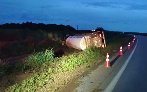 Carreta carregada com oxigênio liquido tomba na BR-163
