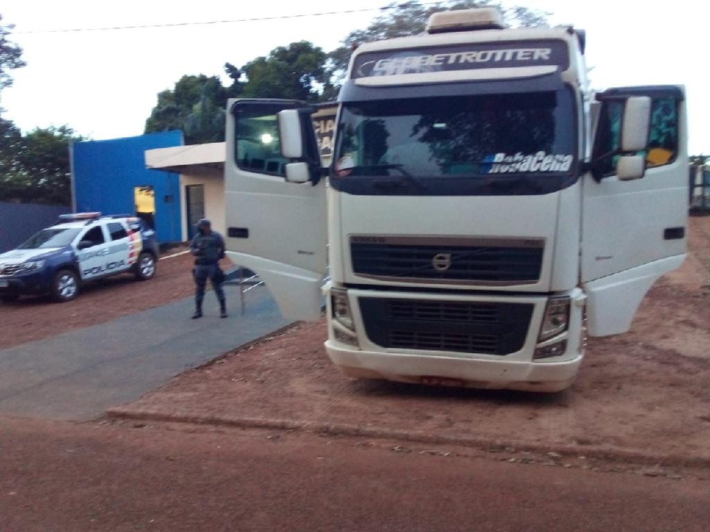 Carreta roubada é recuperada pela PM em Jaciara