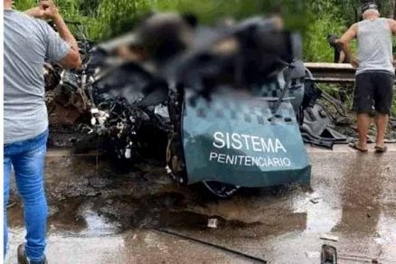 Dois policiais penais morrem em acidente entre caminhonete e carreta