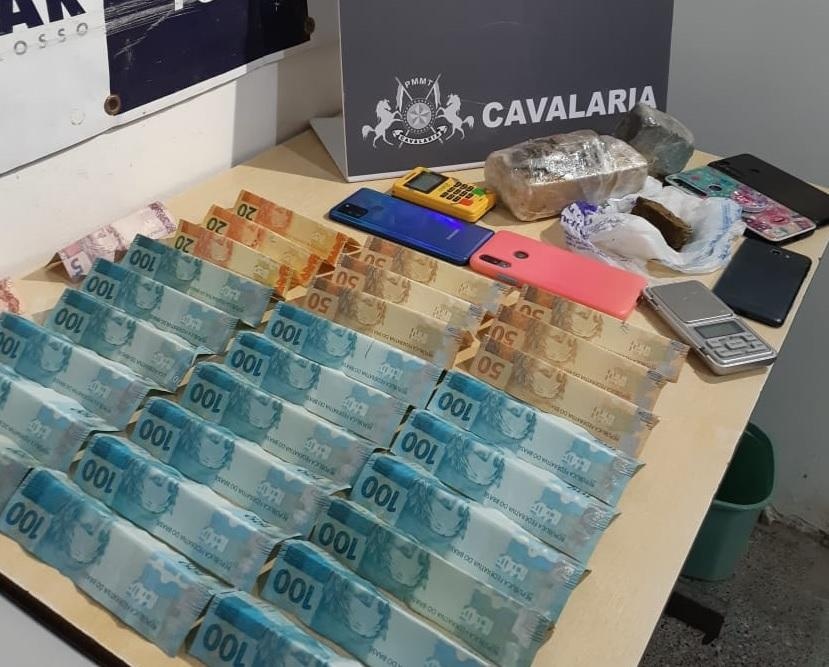 Cavalaria intercepta entrega de droga e prende cinco em Cuiabá
