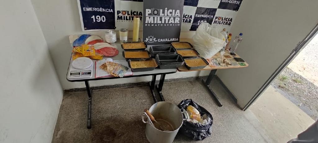 Cavalaria da PM prende quadrilha e fecha laboratório de drogas