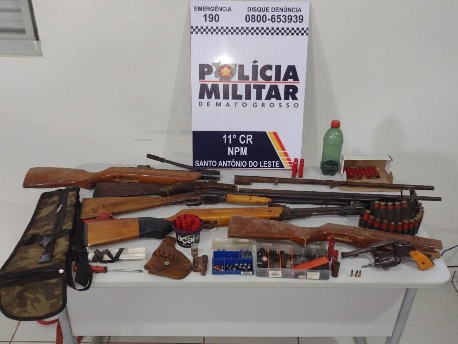 Após denúncia por violência doméstica, homem é preso com armas de fogo