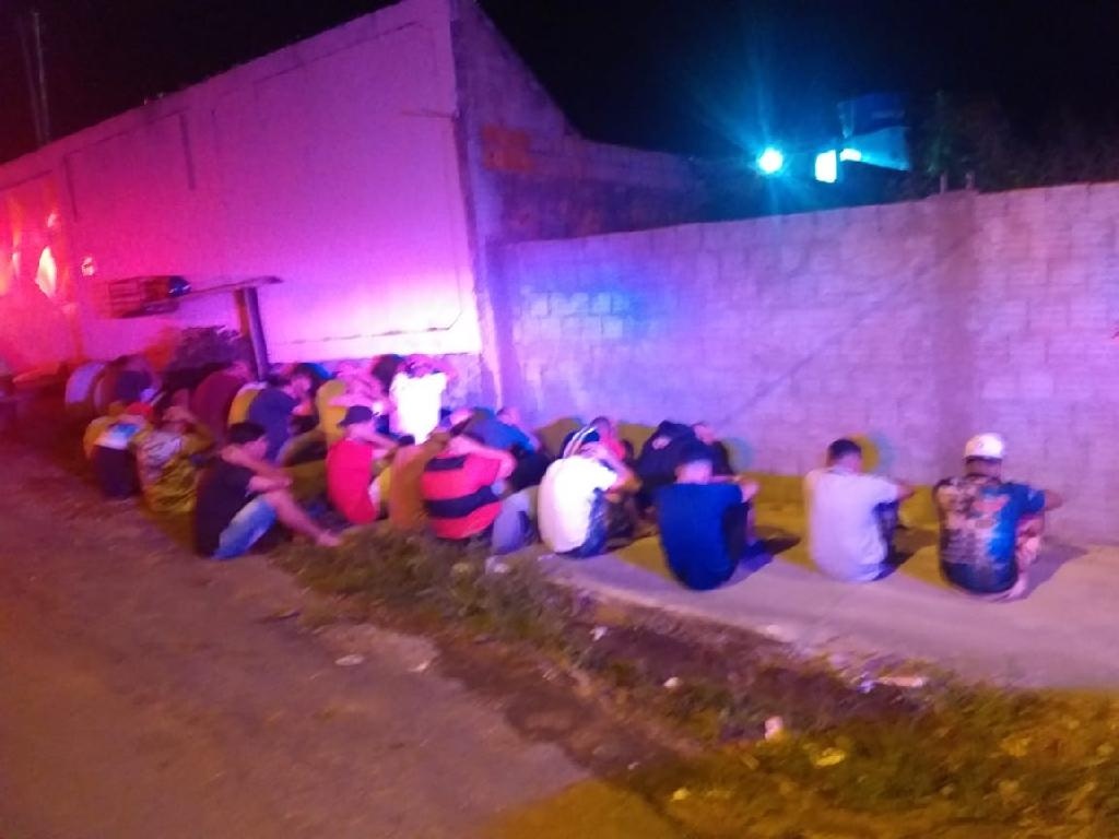 PM encerra festa com aglomeração e prende três pessoas