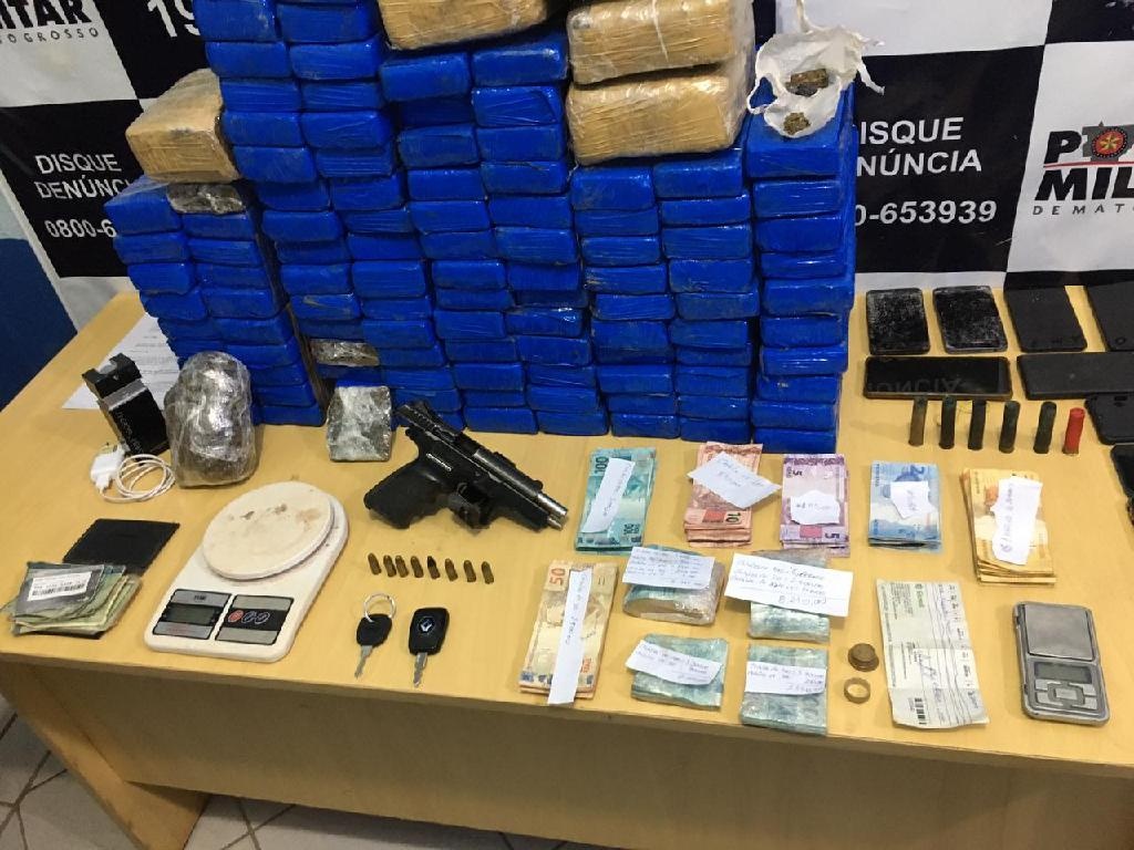 PM apreende 126 tabletes de maconha e prende cinco pessoas