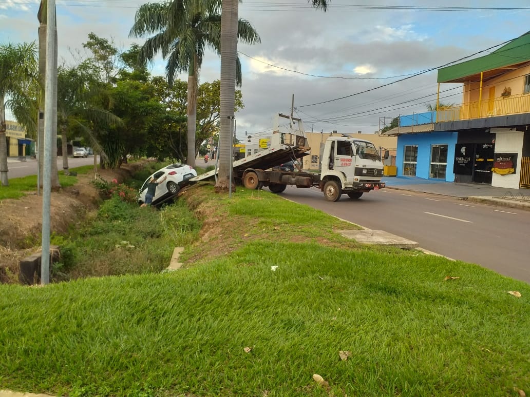 Carro cai em vala de escoamento de água em Sinop