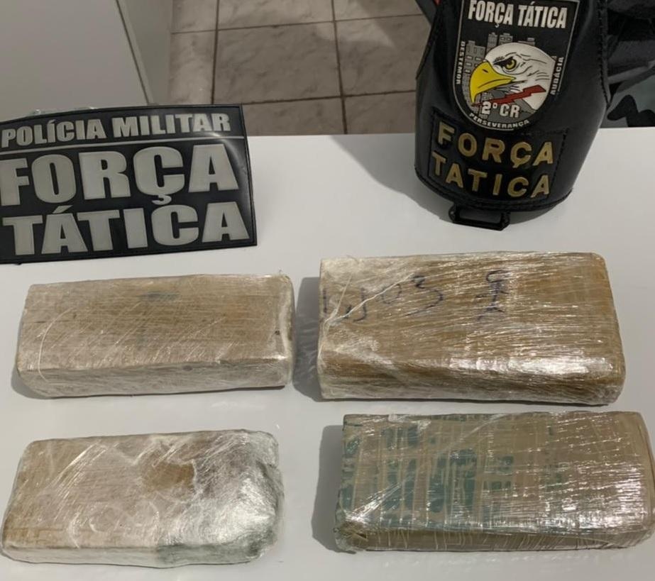 Força Tática prende traficante e apreende cinco tabletes de maconha