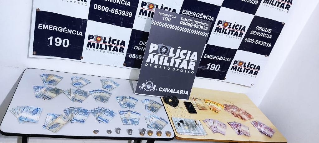 Cavalaria prende casal com 16 porções de drogas