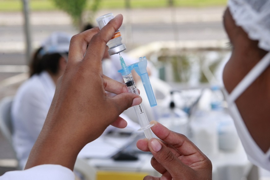 Mais de 7,4 mil pessoas ainda não receberam segunda dose da vacina