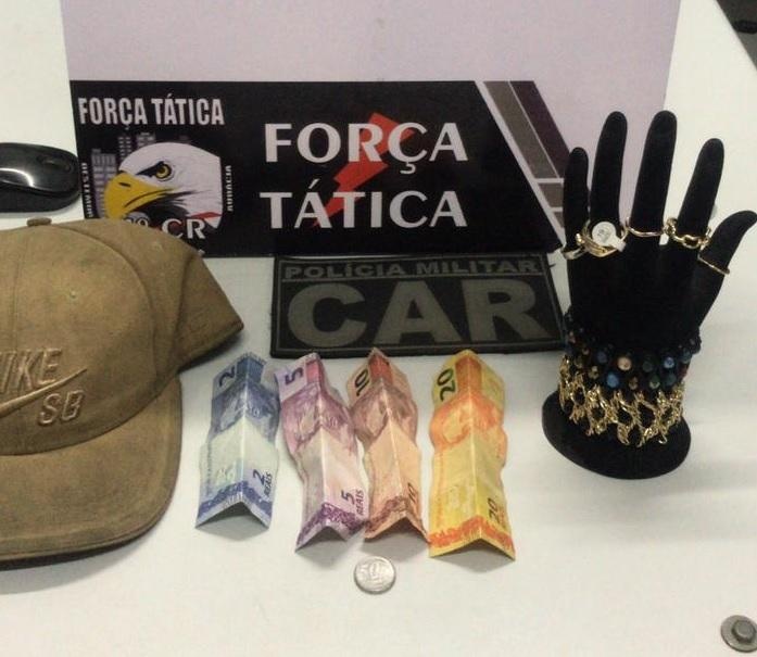 Rapaz é pego com mostruário de bijuteria furtado de loja
