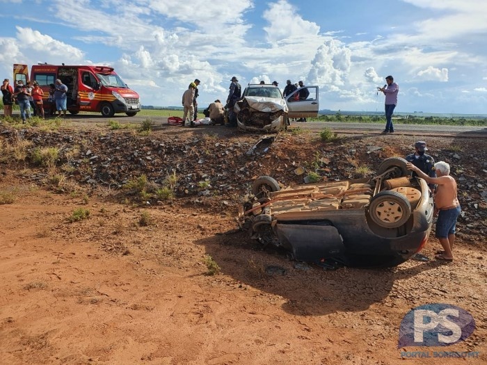 Carros de passeio se chocam na MT-242; três ficam feridos
