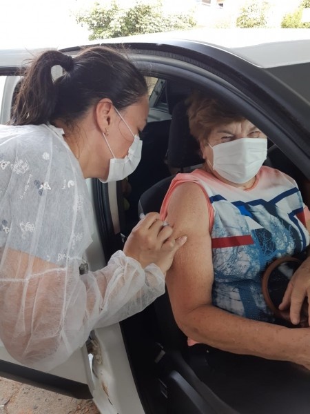 Idosos de 65 anos poderão tomar vacina em drive-thrus