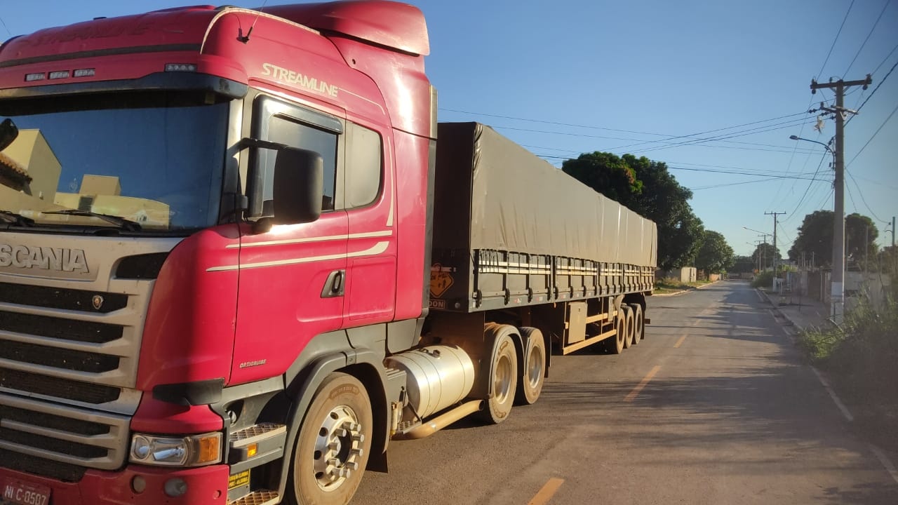 Polícia Civil recupera carreta roubada com carga de caroço de algodão avaliada em cerca de R$ 35 mil