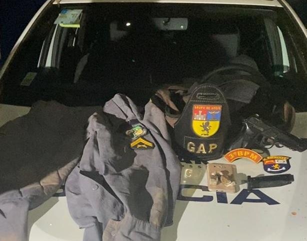 Dupla suspeita de invadir joalheria com farda da PM é presa