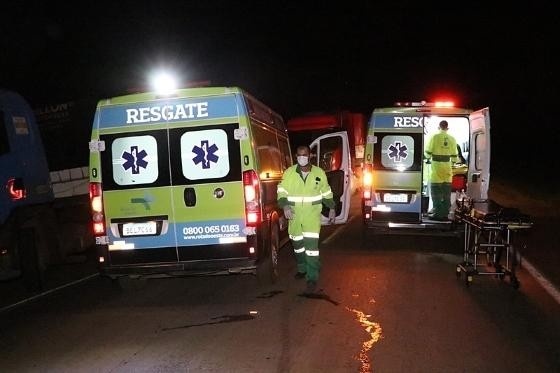 Acidente com quatro carros e carreta deixa duas pessoas mortas e outras duas em estado grave
