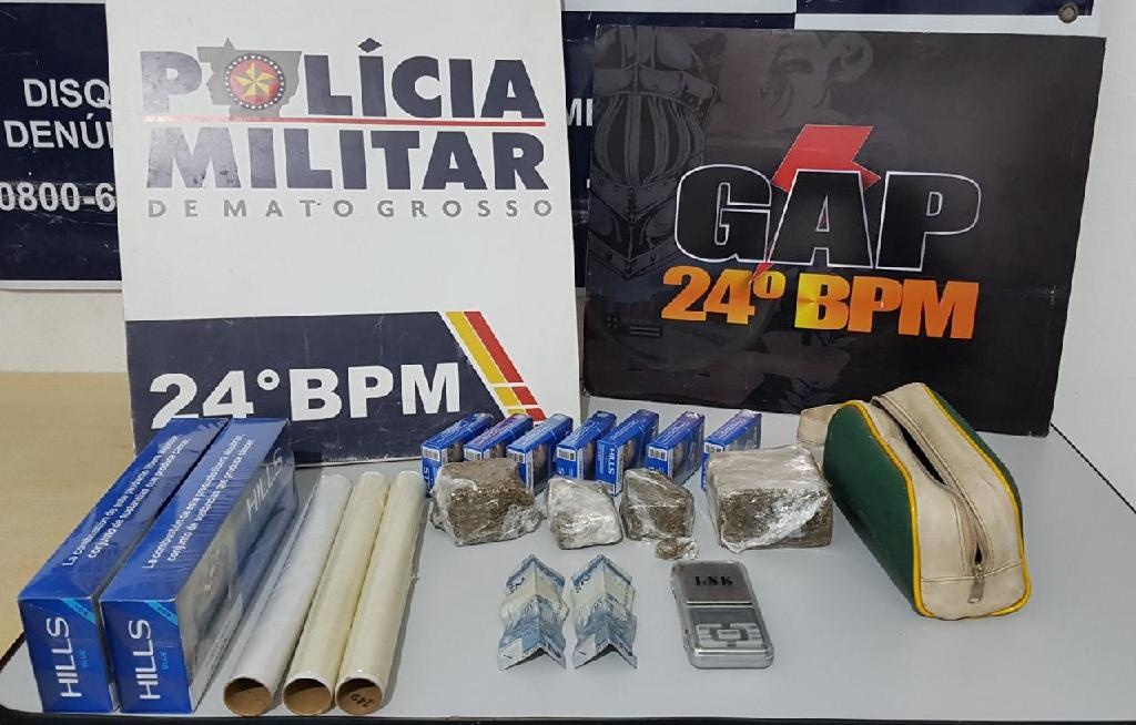 PM aborda suspeito empurrando motocicleta e descobre tráfico de drogas