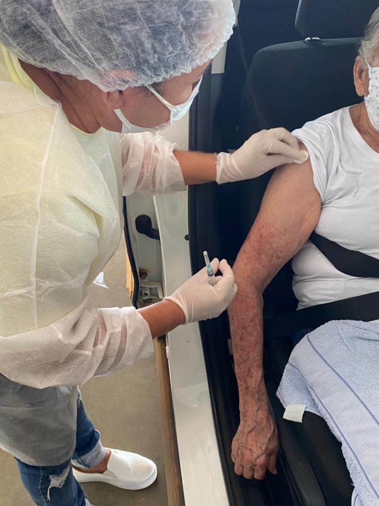 Idosos de 64 anos podem se vacinar contra a Covid-19 nesta terça (27)