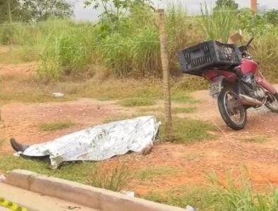 Entregador morre após bater moto em meio-fio