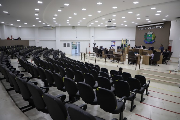 Lei que driblava decreto para reabrir escolas é reprovada