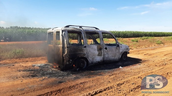 Carro fica destruído após pegar fogo em Sorriso