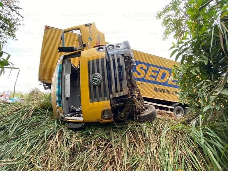 Encomendas ficam espalhadas após carreta dos correios tombar na BR-163