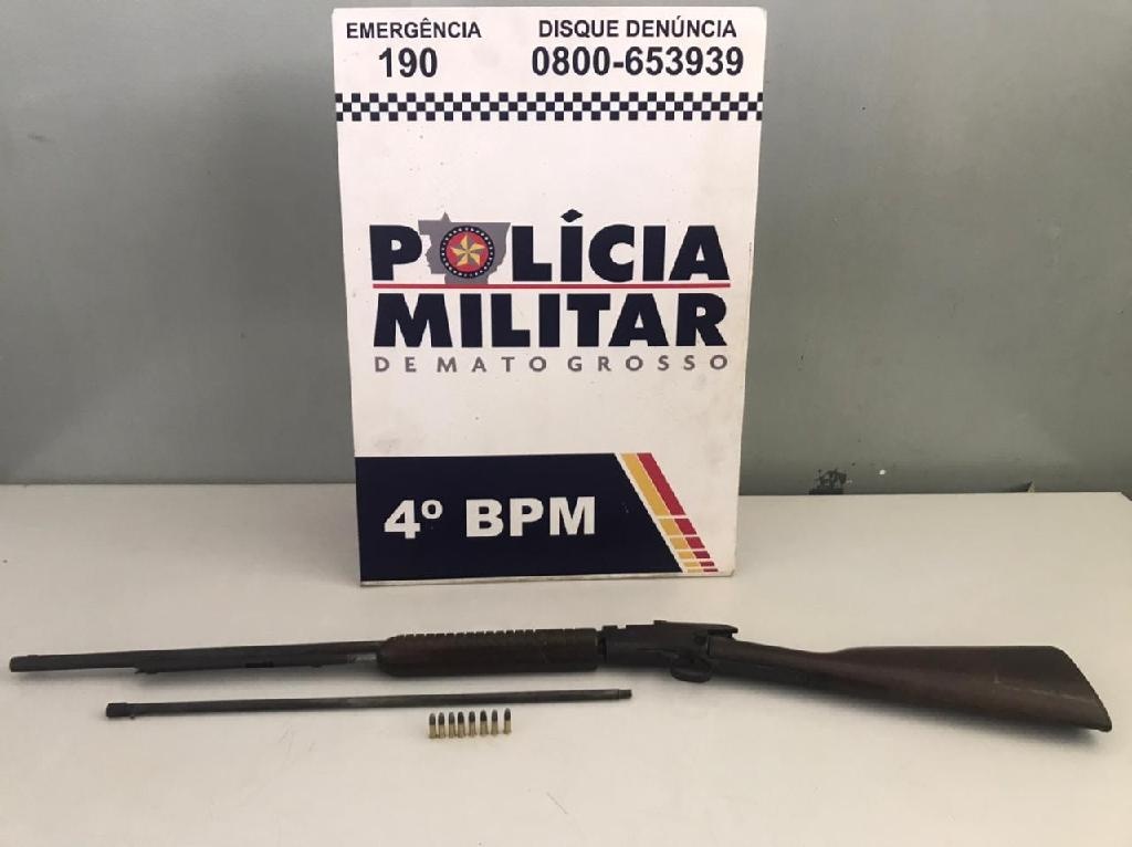 PM é acionada e apreende espingarda usada em ameaça e homem é preso