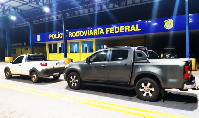 PRF recupera veículos e prende três suspeitos