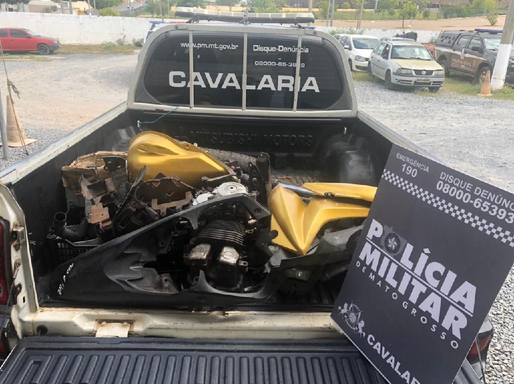 Cavalaria da PM prende três e fecha desmanche de veículos roubados