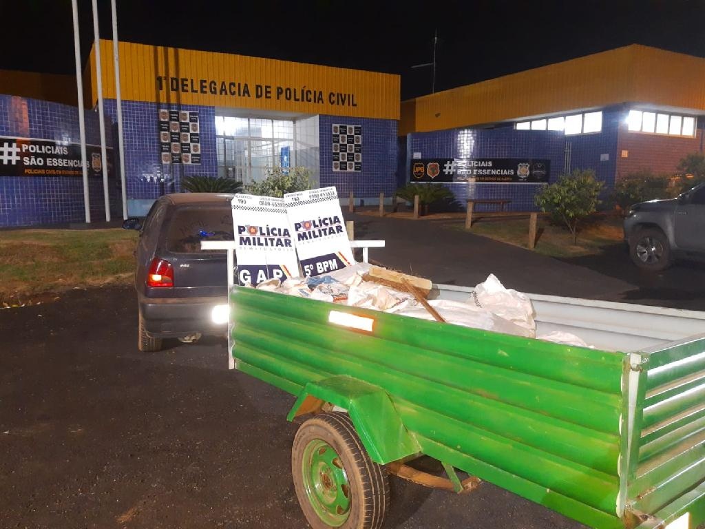 PM detém trio que tentava furtar carga de milho com carreta em movimento