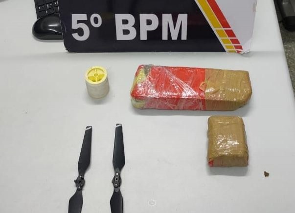 Policiais encontram tabletes de maconha e hélices de drone