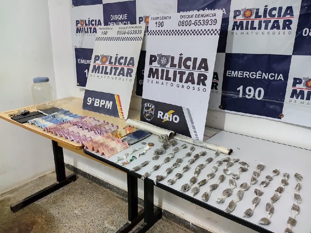 Dois homens e adolescentes são pegos com droga em campo de futebol