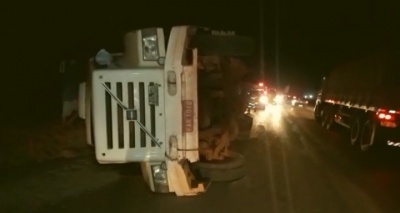 Carreta carregada com arroz tomba na BR-163 em Sinop