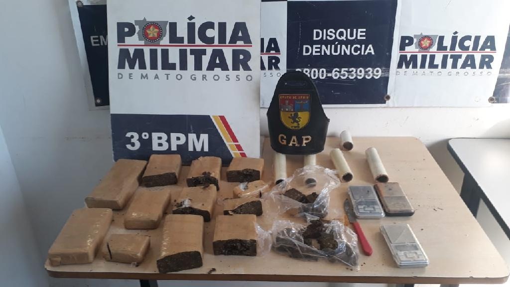Policiais encontram tabletes de maconha em matagal