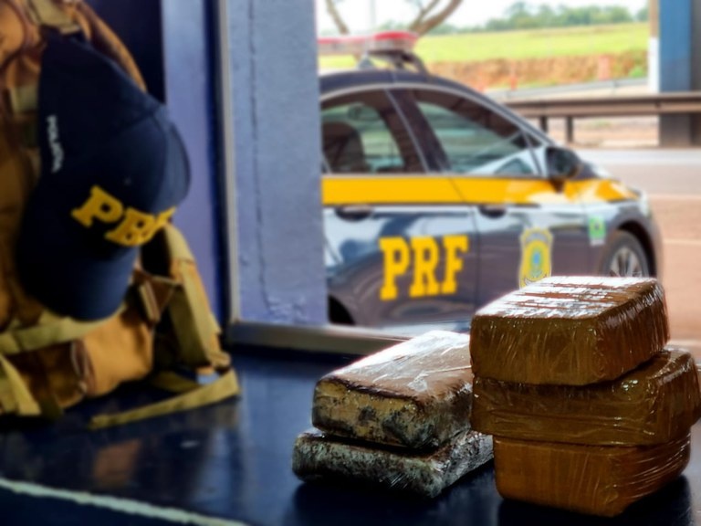 PRF aborda dois ônibus em sequência e apreende drogas em ambos