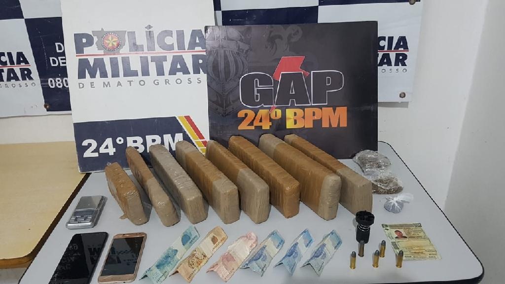 Suspeito dispensa droga ao ver viatura e é pego com tabletes de maconha