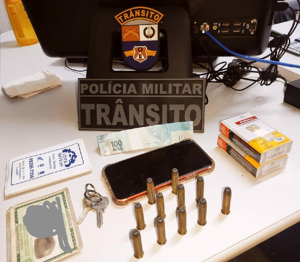 Motociclista é preso em barreira da PM com 11 munições calibre 357