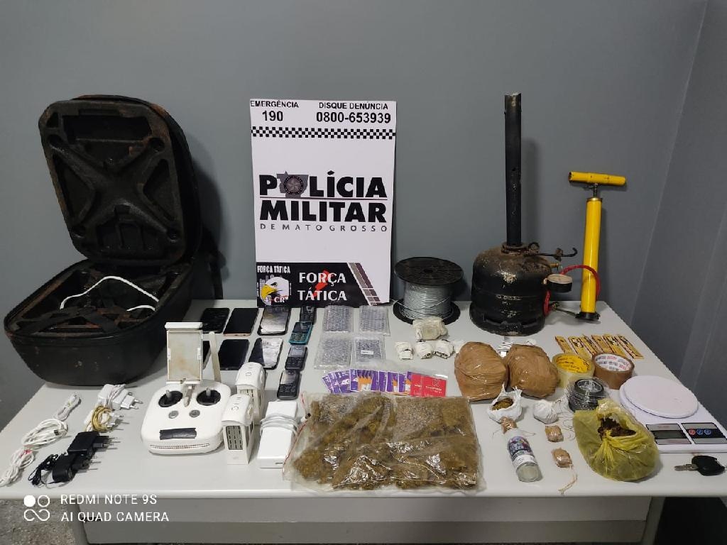 Suspeitos são presos com 24 celulares e droga que seriam jogados em unidade prisional