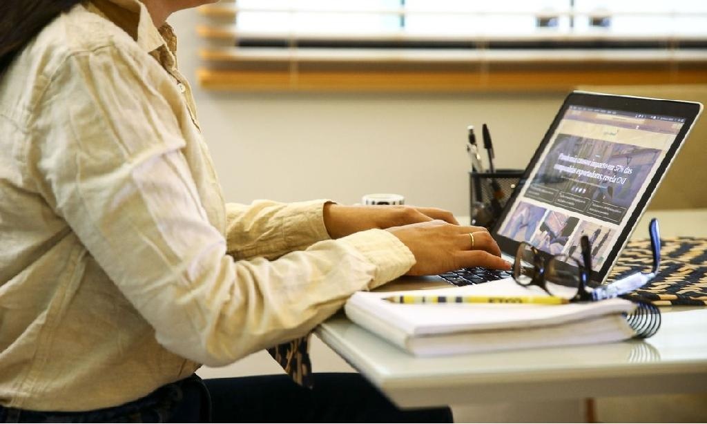 Professores da rede estadual receberão R$3,5 mil para aquisição de notebook