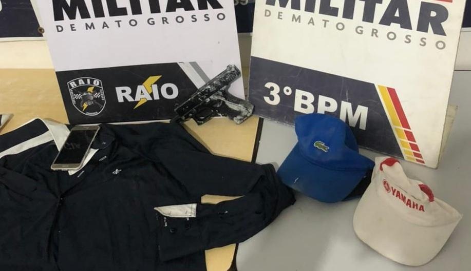 Trio dispensa réplica de pistola, mas é percebido pela equipe da Companhia Raio