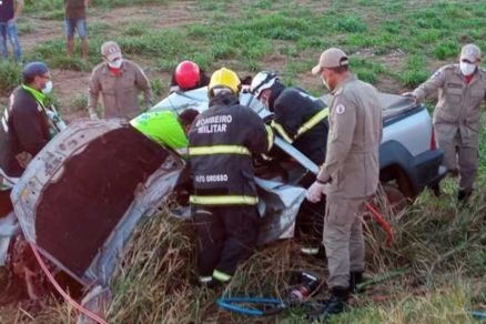 Jovem bate carro em carreta e fica preso às ferragens na BR-163