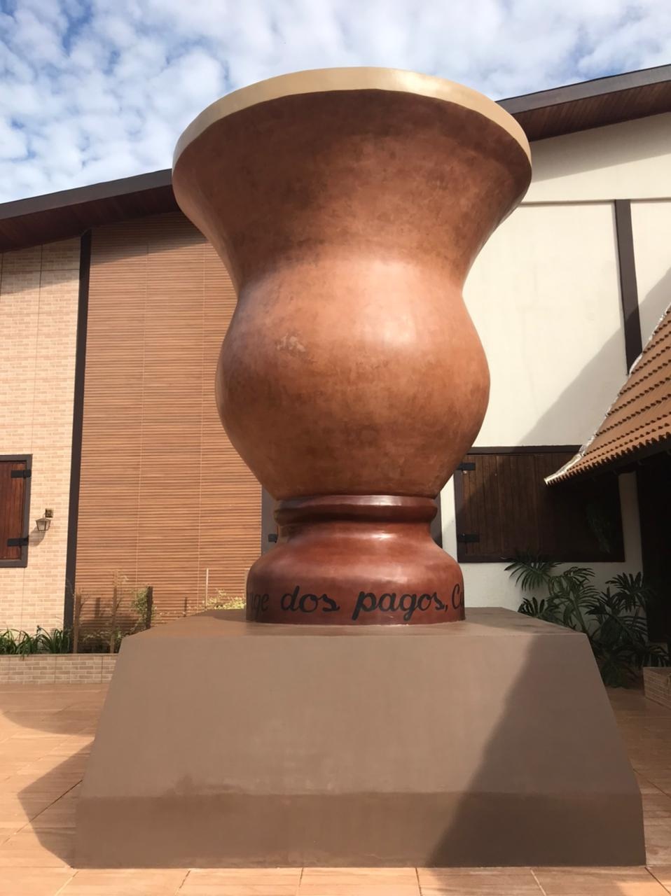 Cuia de chimarrão gigante é instalada no CTG de Sinop