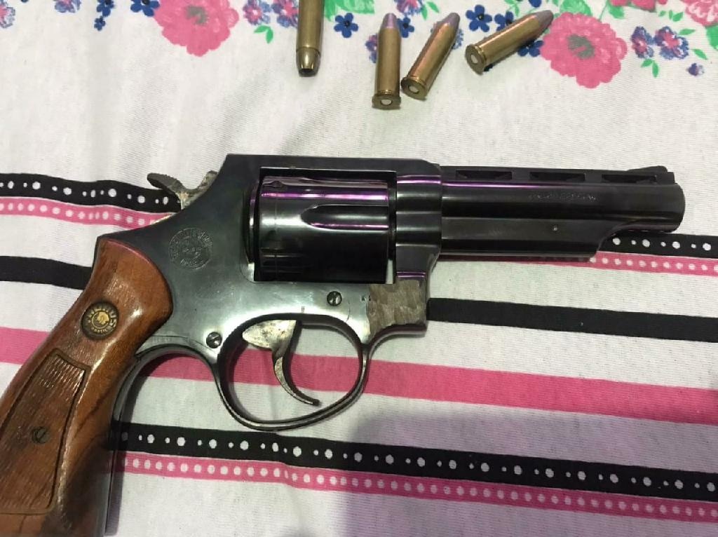 PM socorre mulher agredida pelo marido e apreende revólver do suspeito no interior