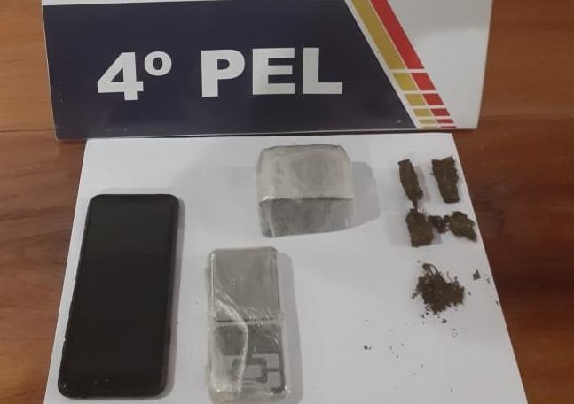 Droga é deixada próximo de poste e suspeito é detido em flagrante