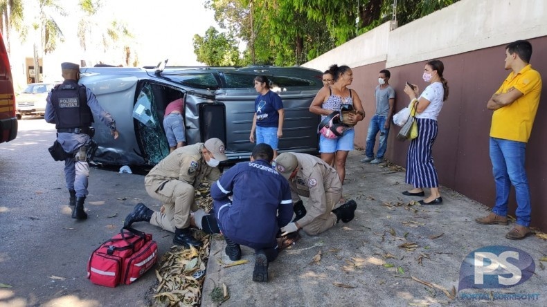Caminhonete capota após colisão em Sorriso; mulher é socorrida