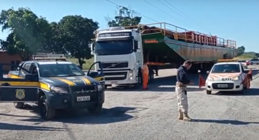 Draga com 32 metros bloqueia pontos da BR-163