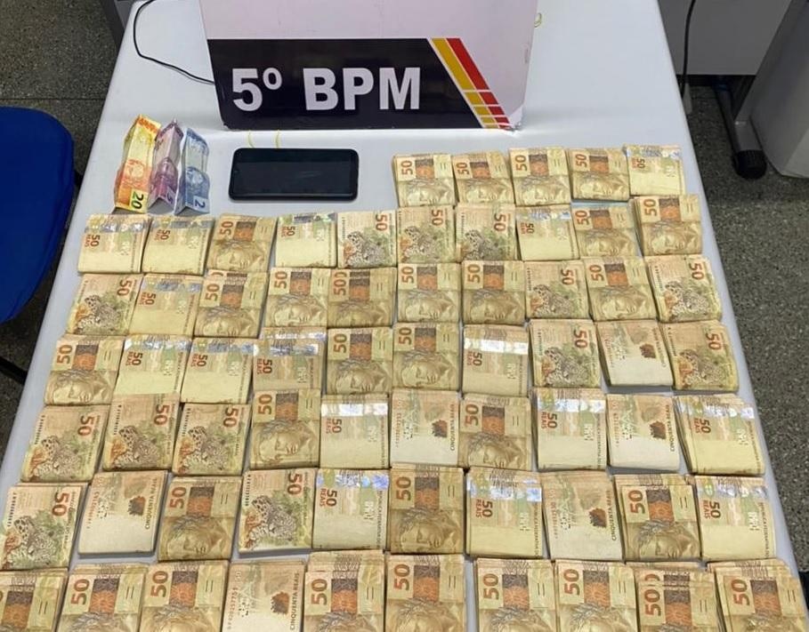 Casal é pego com R$ 63 mil em dinheiro sem procedência
